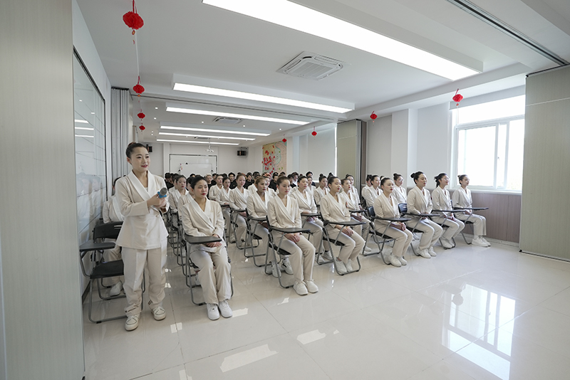 女孩學(xué)美容：開啟美麗事業(yè)的新篇章